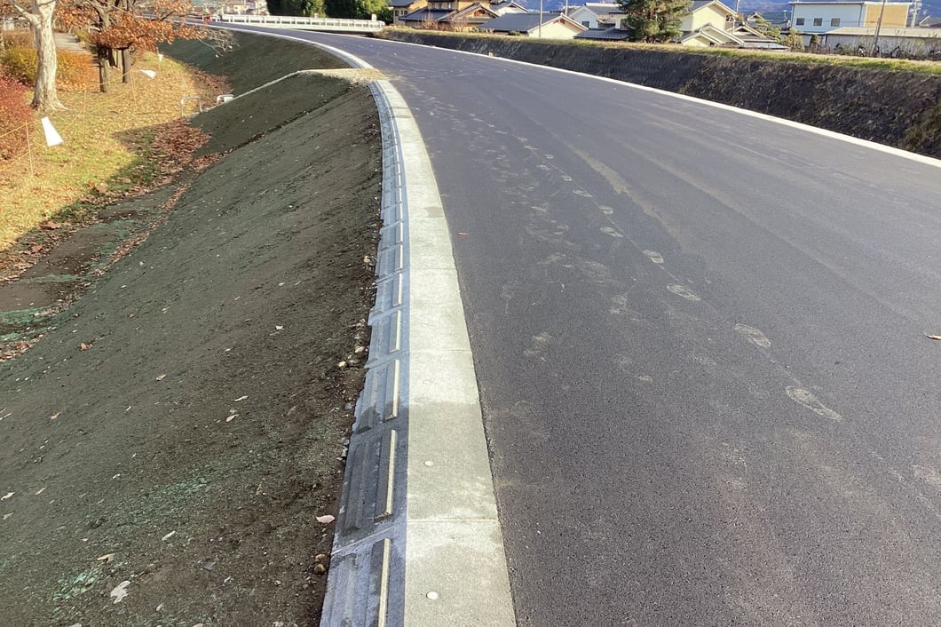 法肩ブロック　防草法肩ブロック　施工から半年経過