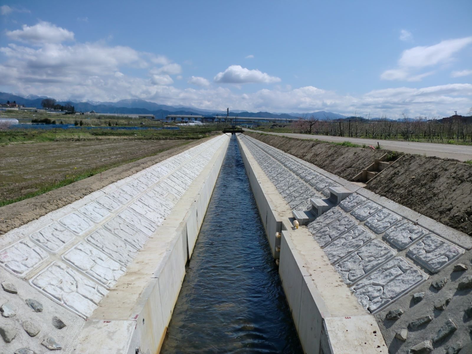 【一体型柵渠(Hi-P水路)】三面水路として採用されました