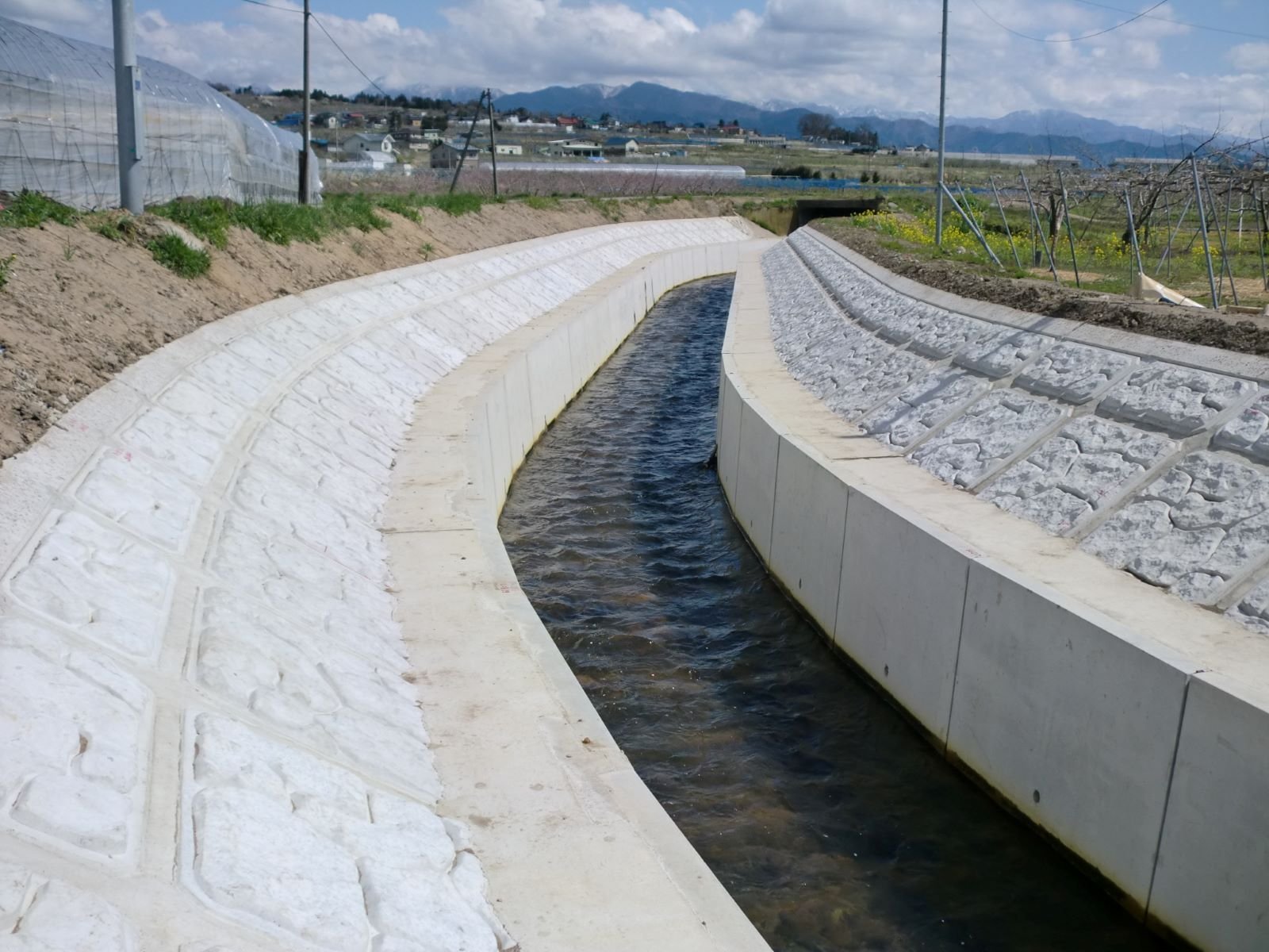 【一体型柵渠(Hi-P水路)】三面水路として採用されました