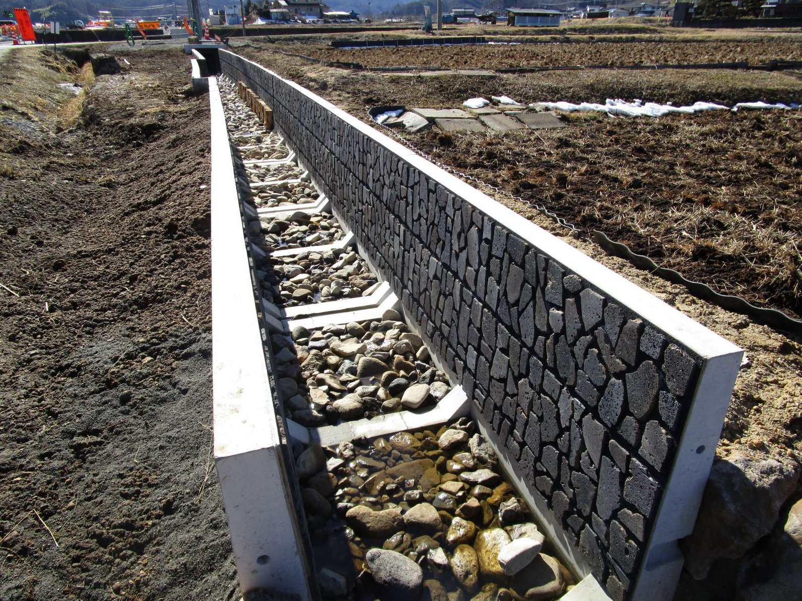 【一体型柵渠(Hi-P水路)】ホタルの住みやすい環境を！