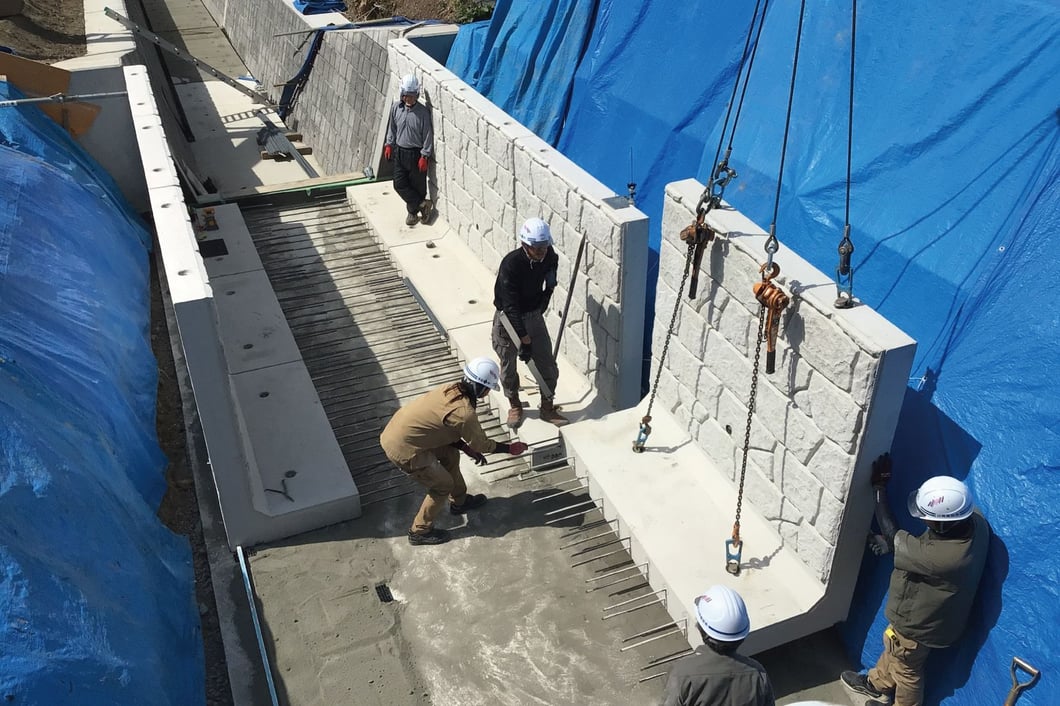 水路を施工中のL型水路